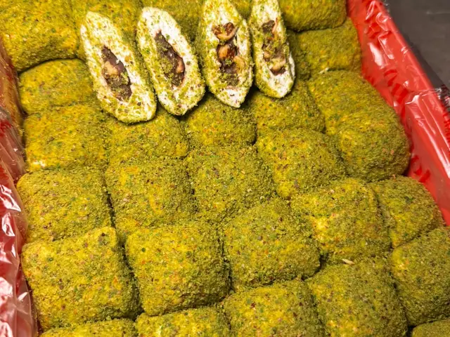 Fıstıklı ve Çikolatalı Bohça Lokum — Pistachio & Chocolate Bohça Lokum